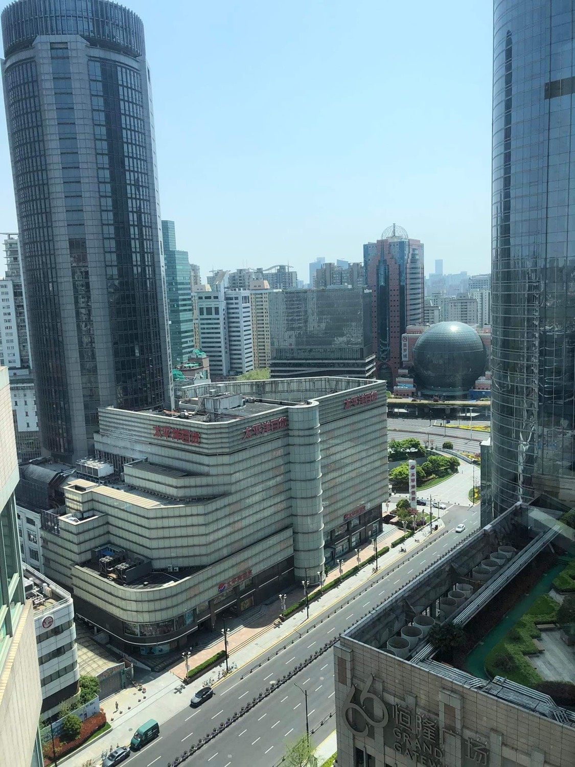 Đường phố vắng lặng trong bối cảnh phong tỏa nhìn từ tòa nhà Grand Getaway 66, nơi chị Hà Ly đang sinh sống. Nơi này nằm trong một khu vực mua sắm sầm uất tại Thượng Hải. Ảnh: NVCC.