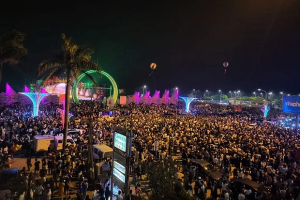 Choáng cảnh hàng nghìn người chen chân trong đêm khai mạc Lễ hội du lịch Cửa Lò năm 2022