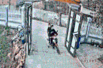 CSGT vào tận nhà bắt xe máy vi phạm, hành động của 2 nữ 'quái xế' gây chú ý