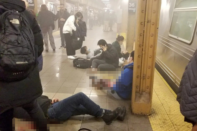 Cảnh hiện trường náo loạn trọng vụ xả súng ở ga tàu điện ngầm thành phố New York khiến ít nhất 13 người bị thương - Ảnh 1.