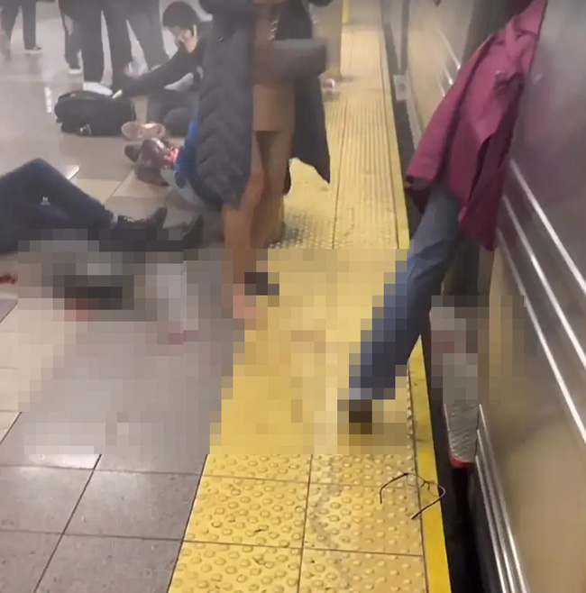 Cảnh hiện trường náo loạn trọng vụ xả súng ở ga tàu điện ngầm thành phố New York khiến ít nhất 13 người bị thương - Ảnh 3.