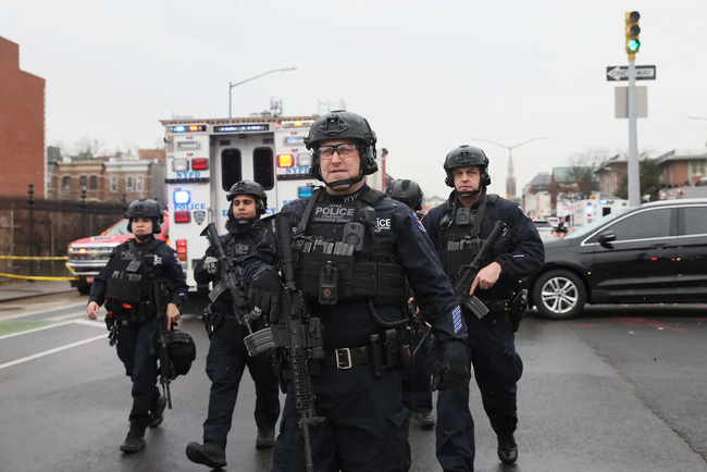 Cảnh hiện trường náo loạn trọng vụ xả súng ở ga tàu điện ngầm thành phố New York khiến ít nhất 13 người bị thương - Ảnh 5.