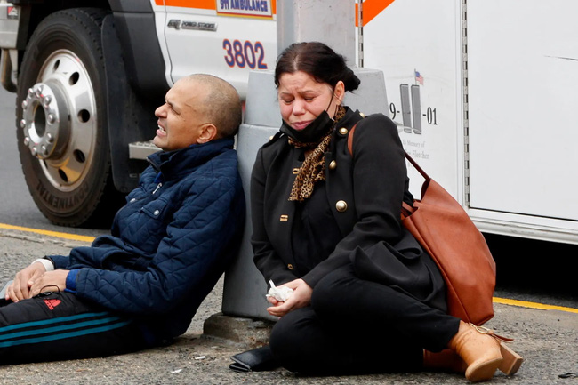 Cảnh hiện trường náo loạn trọng vụ xả súng ở ga tàu điện ngầm thành phố New York khiến ít nhất 13 người bị thương - Ảnh 8.