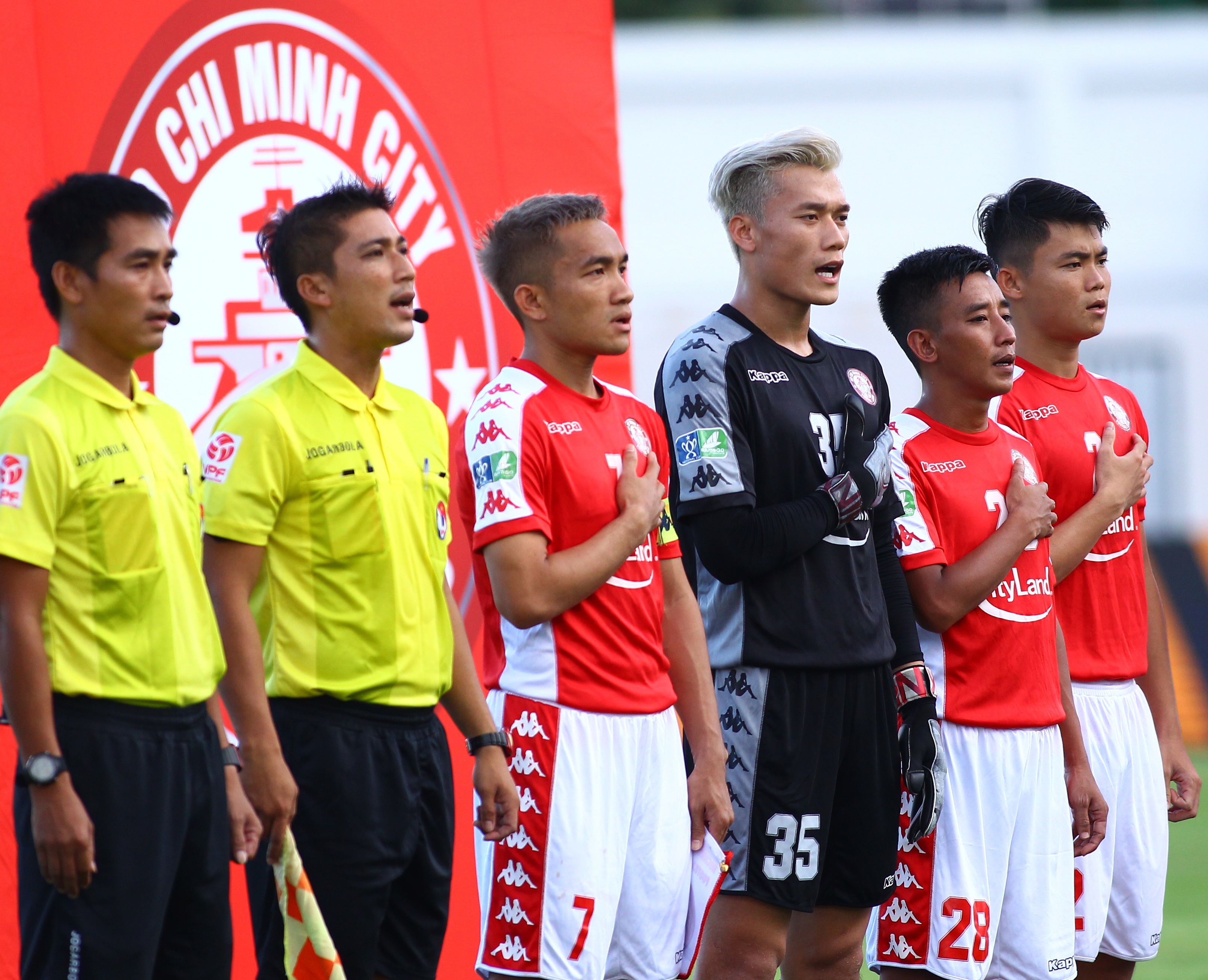 11 cầu thủ của CLB TP.HCM nhiều khả năng kiện đội bóng lên VFF. Ảnh: Quang Thịnh.