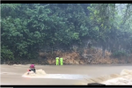 Clip: Cố lao xe máy qua dòng nước lũ, người đàn ông bị cuốn trôi