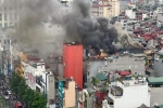 Hà Nội: Cháy lớn trên phố Đê La Thành, cột khói đen bốc cao hàng chục mét