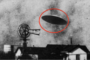 UFO va chạm với cối xay gió, bên trong là xác sinh vật lạ?