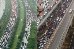 Dân công sở Hà Nội than trời vì tắc đường kinh hoàng trong sáng đầu tuần mưa rét: Đi cả tiếng đồng hồ vẫn chưa đến được công ty!