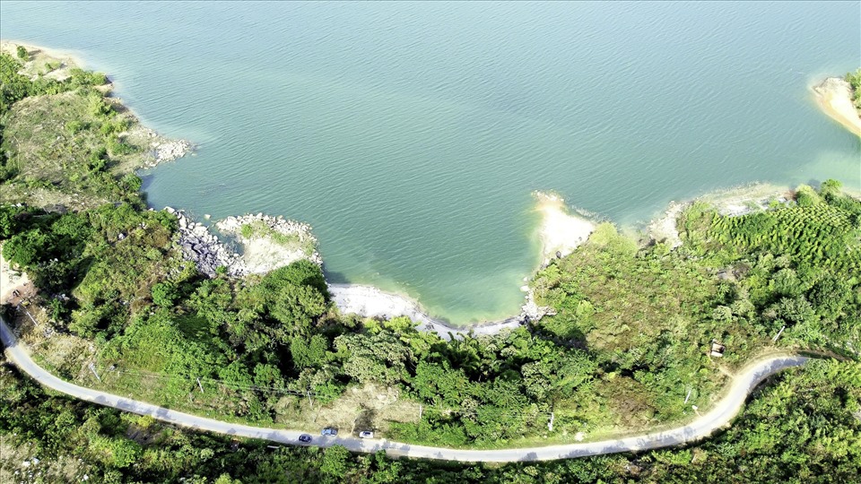 Nơi được ví như 'bãi biển' ở Đắk Nông rất dễ tìm, nằm cách quốc lộ 28 vài km, trên mặt tiền lộ 4B, nối liền giữa xã Quảng Phú huyện Krông Nô với xã Quảng Hòa, huyện Đắk Glong.