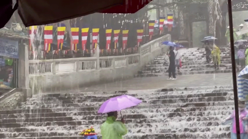 Clip mưa to xối xả tại chùa Hương (Hà Nội), xem xong ai cũng lo lắng dặn du khách cẩn thận - Ảnh 2.