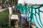 Hà Nội: Nhiều hộ kinh doanh chiếm ghế đá công cộng, vỉa hè hồ Tây được trải ghế như bãi biển để kinh doanh
