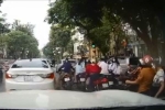 Đôi nam nữ làm việc đáng xấu hổ ngay giữa phố Hà Nội, 30 giây chứng kiến đầy 'bất lực'