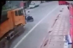 Clip: Hành động 'khó hiểu' khi sang đường, người đàn ông bị xe tải húc văng