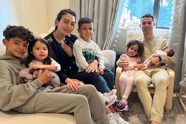 Gia đình Ronaldo chào đón thành viên mới