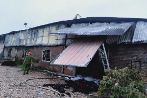 Hỏa hoạn thiêu rụi xưởng may ở Hà Nội, một người chết