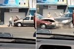 Đang mải xem người đàn ông dập lửa cho chiếc ôtô, người đi đường giật mình vì hai xe đấu đầu ngay trước mắt