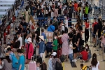 Hà Nội: 'Toàn dân đi du lịch' sau gần 2 năm bị 'kìm chân' vì dịch, sân bay Nội Bài đông đúc trước kỳ nghỉ lễ