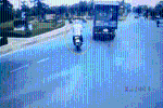 Xe máy vượt ẩu va chạm với xe tải, diễn biến 5 giây sau khiến người đi đường khó tin