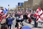 Người biểu tình lái xe máy ở thủ đô Canada ngay trước mắt cảnh sát