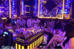 Hàng chục 'chân dài' cùng nam dân chơi làm chuyện phi pháp trong quán karaoke VIP