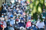 Ảnh: Đường phố Hà Nội ùn tắc nghiêm trọng sau kỳ nghỉ lễ, người đi bộ phải né các phương tiện trên vỉa hè