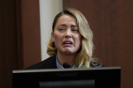 Amber Heard khóc lóc, kể tội Johnny Depp trong phiên tòa