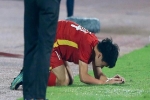 Hoàng Đức bị cầu thủ Indonesia hất lăn khỏi sân, đau đớn bò dậy thi đấu