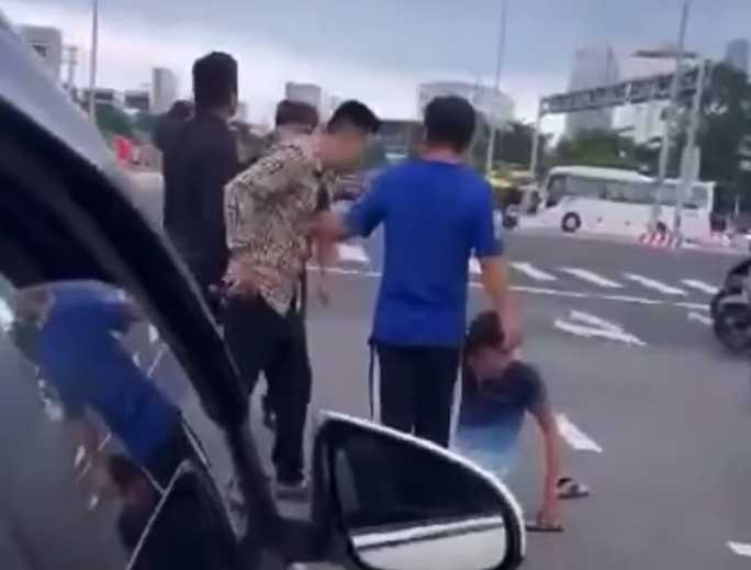 Nam tài xế bị đánh gục giữa đường (ảnh cắt từ clip).