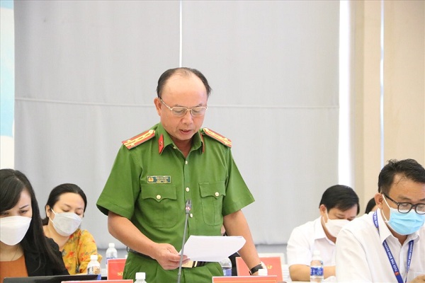 Đại tá Trần Văn Chính - Phó Giám đốc Công an tỉnh Bình Dương thông tin về vụ án. Ảnh: Đình Trọng.