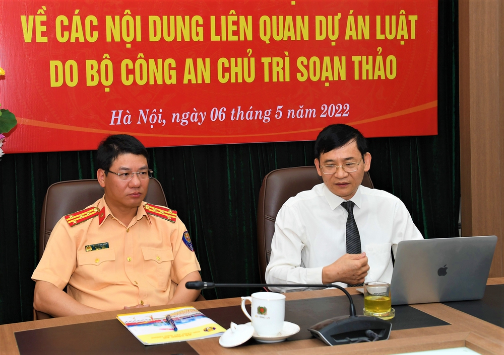 Đại tá Đỗ Thanh Bình và luật sư Trương Thanh Đức cùng trả lời bạn đọc. Ảnh: Bộ Công an