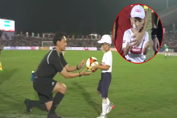 Cậu bé đặc biệt xuất hiện trong trận mở màn của U23 Việt Nam tại SEA Games: Là con trai Văn Quyết, cháu ngoại cựu chủ tịch CLB Sài Gòn