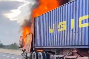 Xe container cháy rụi trên cao tốc TP.HCM - Dầu Giây