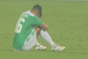 Cầu thủ Indonesia ôm đầu, đổ gục xuống sân sau 90 phút 'ác mộng' trước U23 Việt Nam