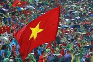 CĐV Phú Thọ đội mưa cổ vũ U23 Việt Nam