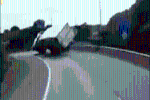 Clip: Kinh hoàng cảnh xe tải đang vào cua đè nát ôtô con