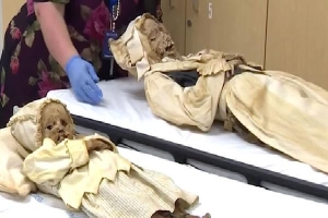 Tìm thấy xác ướp 300 tuổi của 2 mẹ con dưới hầm mộ nhà thờ, chuyên gia hé lộ sự thật hàng vạn đứa trẻ thời xưa phải hứng chịu