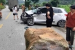 Tảng đá rơi từ núi xuống đè nát đầu ôtô