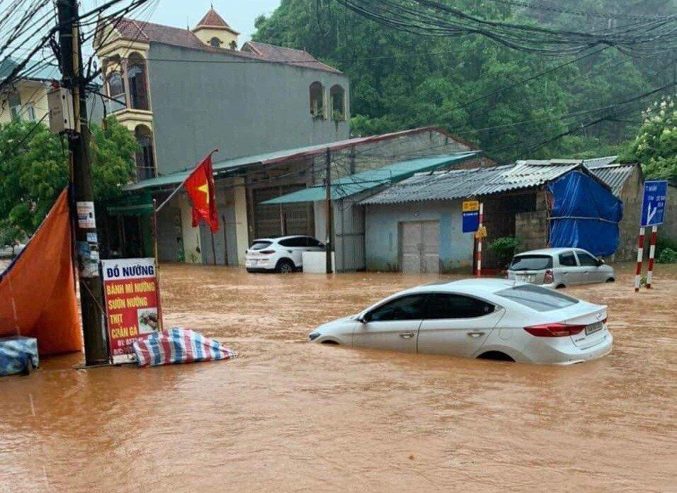 Sáng 10/5, nhiều nơi ở Lạng Sơn xuất hiện mưa lớn. Từ 1h đến 7h, lượng mưa ghi nhận được ở Bắc Sơn lên đến 216 mm, TP Lạng Sơn 116 mm, Mẫu Sơn 67 mm... Ảnh: FB