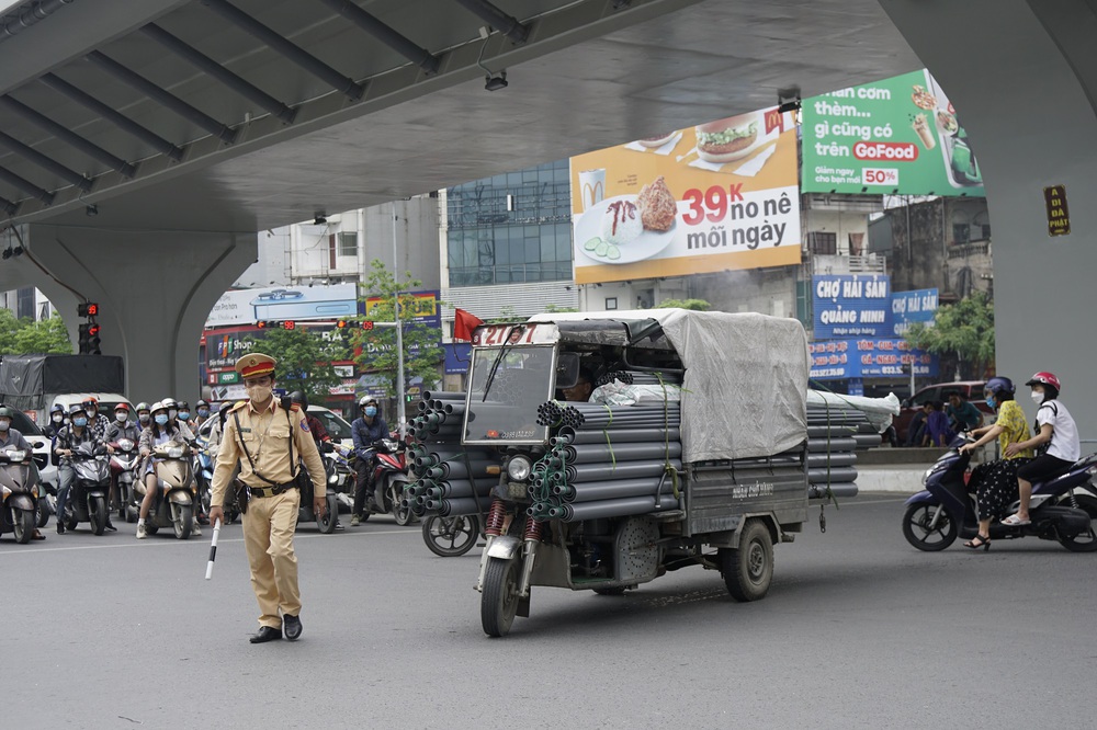 Đội cảnh sát giao thông số 4 ra quân xử lý xe vi phạm.