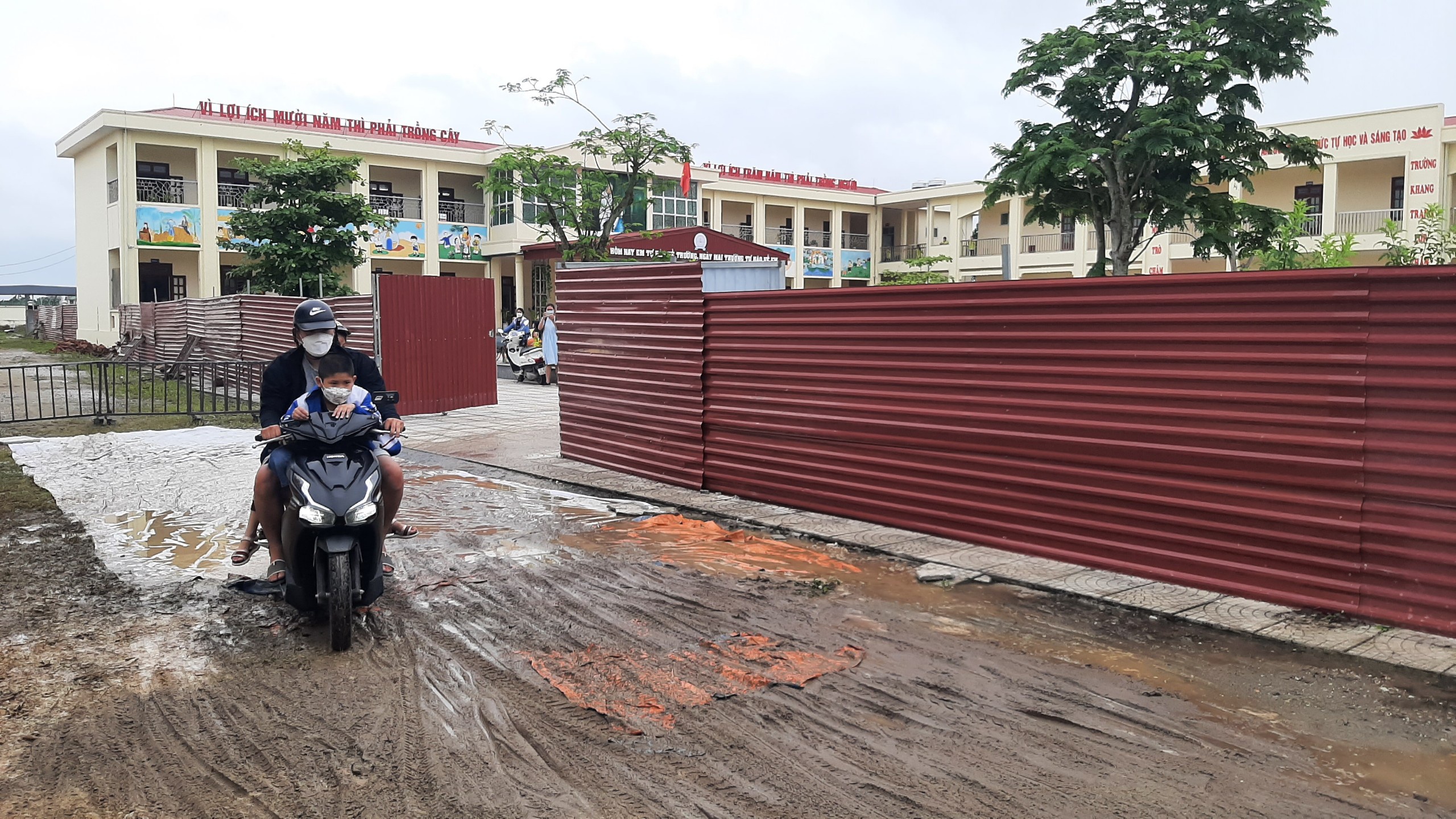 Nhà trường phải mở lối đi phụ khác trong thời gian cổng chính sửa chữa. Ảnh: Nguyễn Dương.