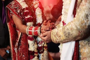 Tổ chức đám cưới chung, hai chị em lấy nhầm chồng của nhau vì lý do khó đỡ