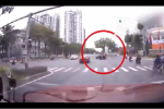 Clip: Đánh lái xuất thần tránh nữ 'ninja' vượt đèn đỏ, xe ôtô tông đổ biển báo