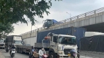 Biên Hòa: Kinh hãi xe ben suýt rơi từ cầu vượt xuống đường đông phương tiện