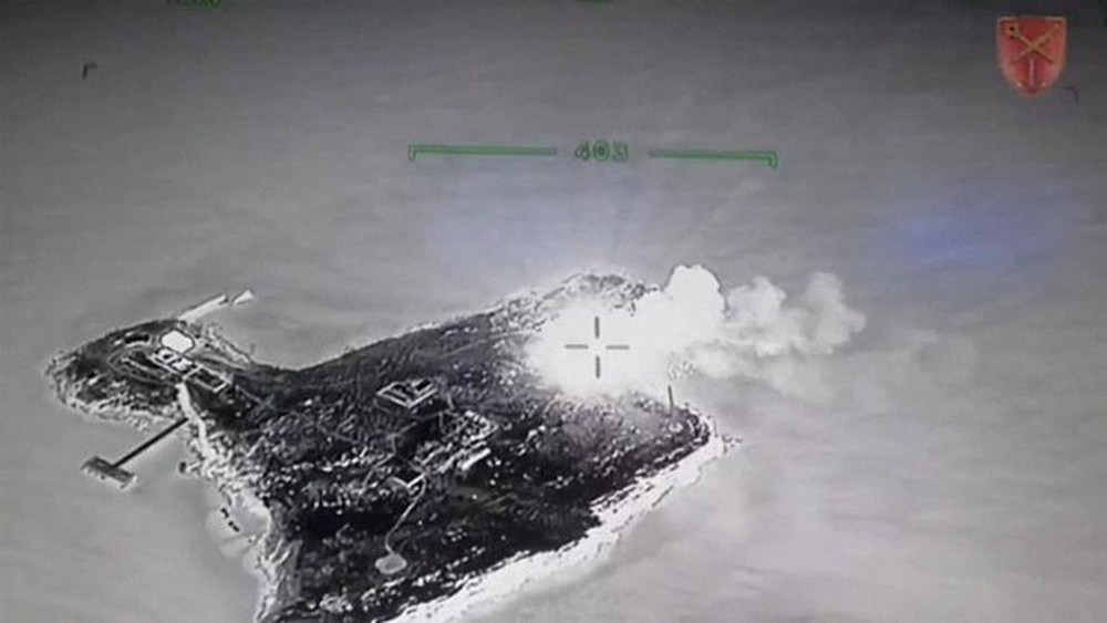 Ukraine công bố video đánh phá Đảo Rắn.