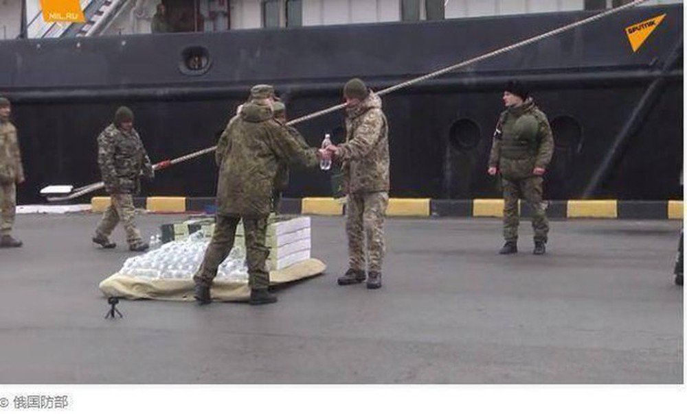 Bộ Quốc phòng Nga công bố ảnh Nga cấp nước cho binh sĩ Ukraine bị bắt ở Đảo Rắn hôm 24/2.