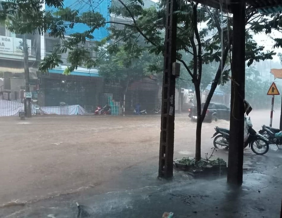 Mưa lớn trút xuống sáng 12/5 khiến nhiều nơi ở TP Lào Cai bị ngập. Ảnh: Laocaionline.