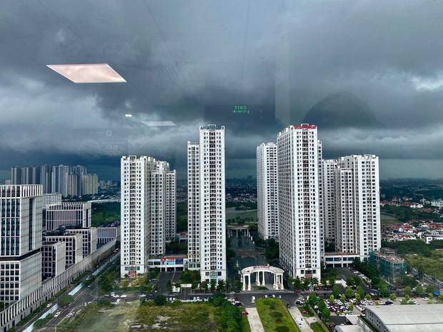 Hình ảnh bầu trời Hà Nội trước khi trận mưa lớn trút xuống được chụp từ một tòa nhà cao tầng. Ảnh: Lang Thang Hà Nội