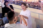 Chàng trai cầu hôn bạn gái trong lễ khai mạc SEA Games 31