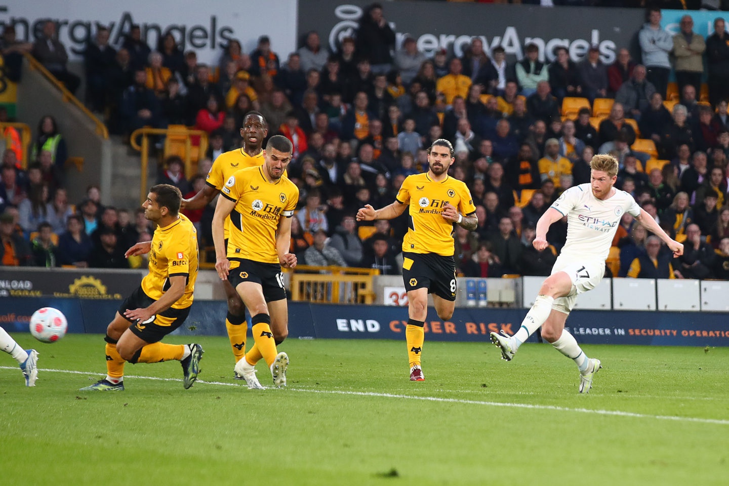 Trong 4 bàn thắng De Bruyne ghi vào lưới Wolves rạng sáng 12/5, có đến 3 bàn xuất phát từ chân trái không thuận của cầu thủ. Ảnh: Reuters.