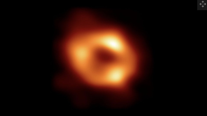 Lần đầu chụp được hố đen quái vật của Dải Ngân hà - Ảnh 1.